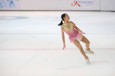 28 Mayıs 2024 güzel elbiseler giyen patenci buzun üzerinde kısa program yapıyor.
