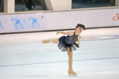 28 Mayıs 2024 güzel elbiseler giyen patenci buzun üzerinde kısa program yapıyor.