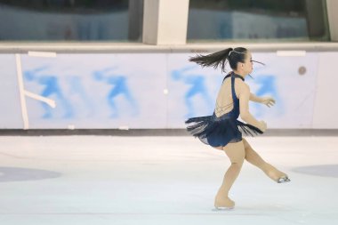 28 Mayıs 2024 güzel elbiseler giyen patenci buzun üzerinde kısa program yapıyor.