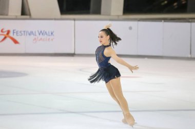 28 Mayıs 2024 güzel elbiseler giyen patenci buzun üzerinde kısa program yapıyor.