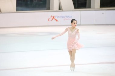 28 Mayıs 2024 güzel elbiseler giyen patenci buzun üzerinde kısa program yapıyor.