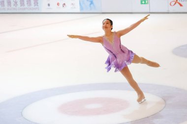 28 Mayıs 2024 güzel elbiseler giyen patenci buzun üzerinde kısa program yapıyor.