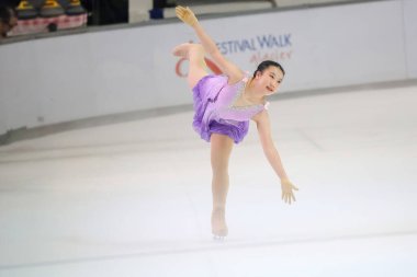 28 Mayıs 2024 güzel elbiseler giyen patenci buzun üzerinde kısa program yapıyor.