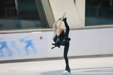 28 Mayıs 2024 güzel elbiseler giyen patenci buzun üzerinde kısa program yapıyor.