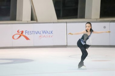 28 Mayıs 2024 güzel elbiseler giyen patenci buzun üzerinde kısa program yapıyor.