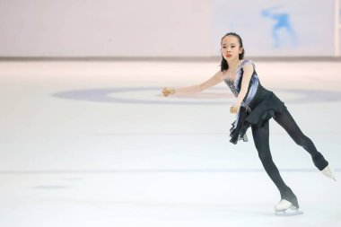 28 Mayıs 2024 güzel elbiseler giyen patenci buzun üzerinde kısa program yapıyor.