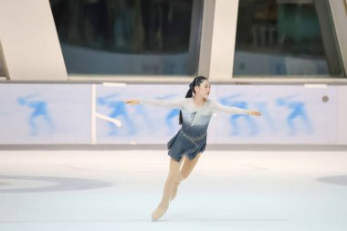 28 Mayıs 2024 güzel elbiseler giyen patenci buzun üzerinde kısa program yapıyor.