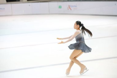 28 Mayıs 2024 güzel elbiseler giyen patenci buzun üzerinde kısa program yapıyor.
