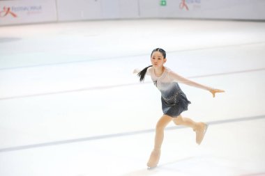 28 Mayıs 2024 güzel elbiseler giyen patenci buzun üzerinde kısa program yapıyor.