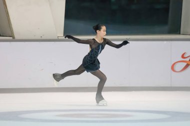 28 Mayıs 2024 güzel elbiseler giyen patenci buzun üzerinde kısa program yapıyor.