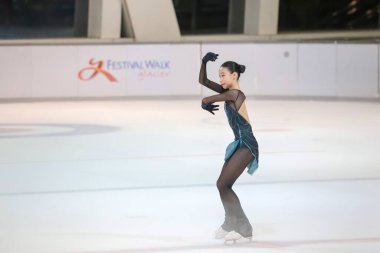 28 Mayıs 2024 güzel elbiseler giyen patenci buzun üzerinde kısa program yapıyor.