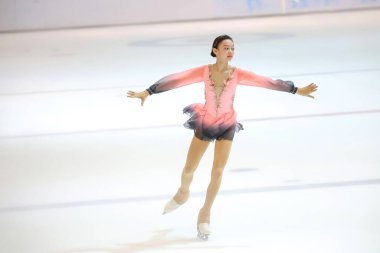 28 Mayıs 2024 güzel elbiseler giyen patenci buzun üzerinde kısa program yapıyor.