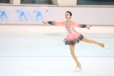 28 Mayıs 2024 güzel elbiseler giyen patenci buzun üzerinde kısa program yapıyor.