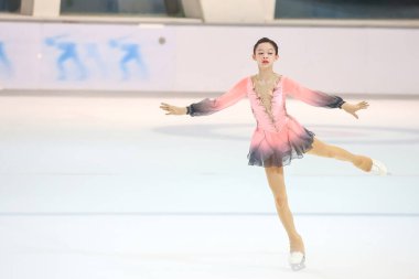 28 Mayıs 2024 güzel elbiseler giyen patenci buzun üzerinde kısa program yapıyor.