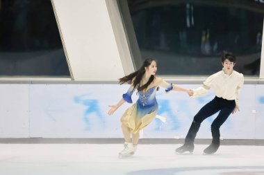 28 Mayıs 2024 Profesyonel erkek ve kadın artistik patinajcılar gösteri yapıyor