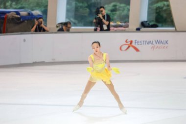 28 Mayıs 2024 güzel elbiseler giyen patenci buzun üzerinde kısa program yapıyor.