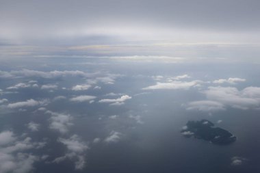 Denizin üzerindeki bulutlu gökyüzü, gündüz vakti uçaktan manzara 