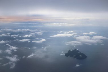 Denizin üzerindeki bulutlu gökyüzü, gündüz vakti uçaktan manzara 