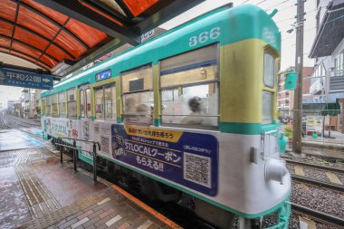 12 Mayıs 2024 Nagasaki 'de yağmurlu bir günde bir tramvay