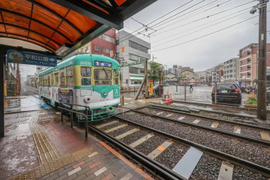 12 Mayıs 2024 Nagasaki 'de yağmurlu bir günde bir tramvay