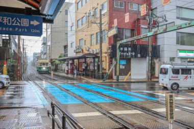 12 Mayıs 2024 Nagasaki 'de yağmurlu bir günde bir tramvay