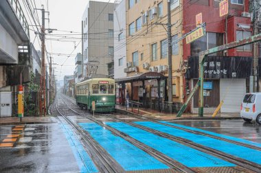 12 Mayıs 2024 Nagasaki 'de yağmurlu bir günde bir tramvay
