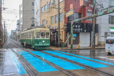 12 Mayıs 2024 Nagasaki 'de yağmurlu bir günde bir tramvay