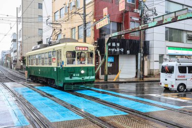 12 Mayıs 2024 Nagasaki 'de yağmurlu bir günde bir tramvay