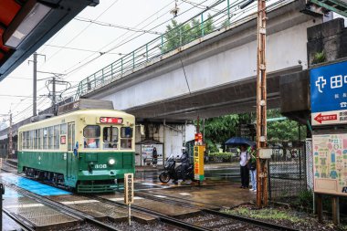 12 Mayıs 2024 Nagasaki 'de yağmurlu bir günde bir tramvay