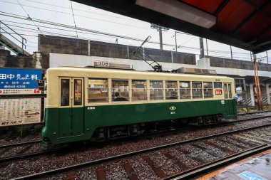 12 Mayıs 2024 Nagasaki 'de yağmurlu bir günde bir tramvay