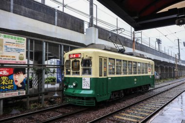12 Mayıs 2024 Nagasaki 'de yağmurlu bir günde bir tramvay