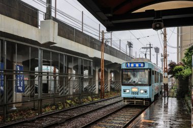 12 Mayıs 2024 Nagasaki 'de yağmurlu bir günde bir tramvay