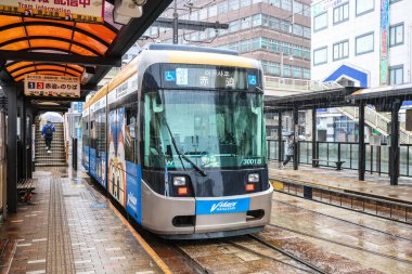 12 Mayıs 2024 Nagasaki 'de yağmurlu bir günde bir tramvay