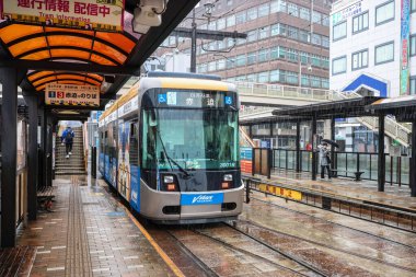 12 Mayıs 2024 Nagasaki 'de yağmurlu bir günde bir tramvay