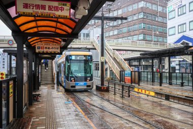12 Mayıs 2024 Nagasaki 'de yağmurlu bir günde bir tramvay