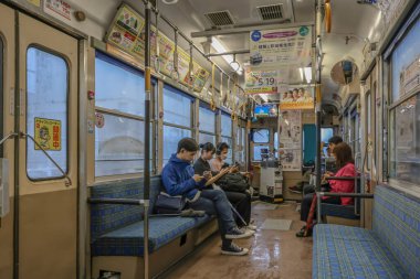 12 Mayıs 2024 Nagasaki, Japonya 'da bir tramvay aracında