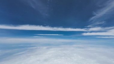 Gündüz vakti mavi gökyüzünde beyaz bulutlar 