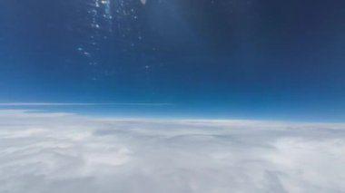 Gündüz vakti mavi gökyüzünde beyaz bulutlar 