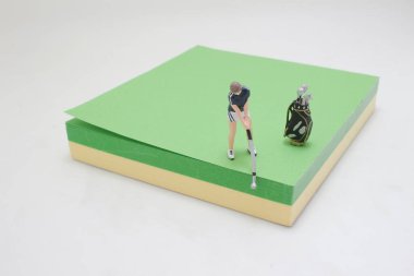 Golf topunun üzerindeki golf figürü not defterinde.