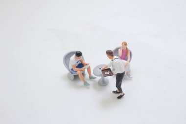 Koltukta oturan genç adam.