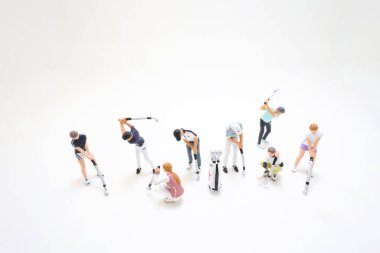 Golf çantalı bir golfçü.