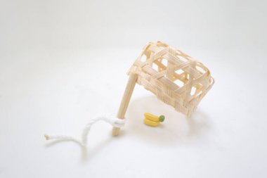 Kuşu yakalayan bir kapan.