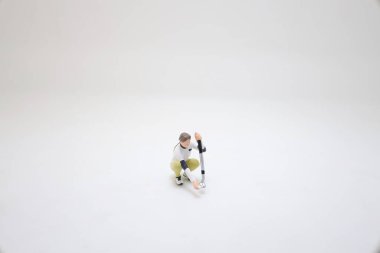 Golf çantalı bir golfçü.