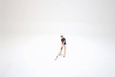 Golf çantalı bir golfçü.