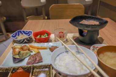 12 Mayıs 2024 Japon yemeği karışımının yukarıdan görüntüsü