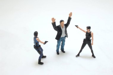 Silahlı bir kadın, elinde silah var..