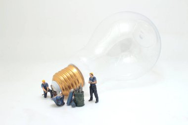 Ampullü mini işçi karakteri