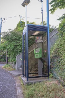 13 Mayıs 2024 klasik telefon kulübesi Nagasaki 'de duruyor.