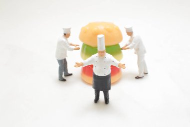 Mini şefle Lezzetli Bir Burger Yapıyor