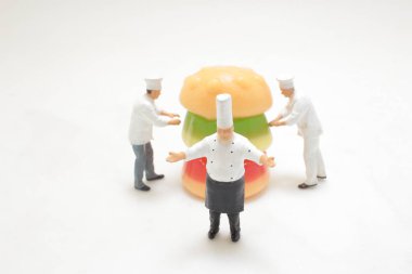 Mini şefle Lezzetli Bir Burger Yapıyor